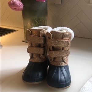 GAP girl’s insulated snow boots.